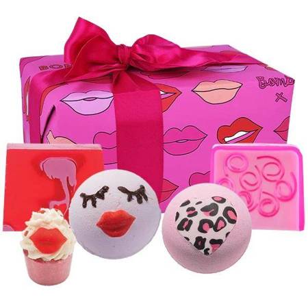 BOMB COSMETICS_SET Lip Sync Sparkling bath ball 160g + Vonios rutulys 160g + Sviesto vonios keksiukas 50g + Glicerininis muilas 100g